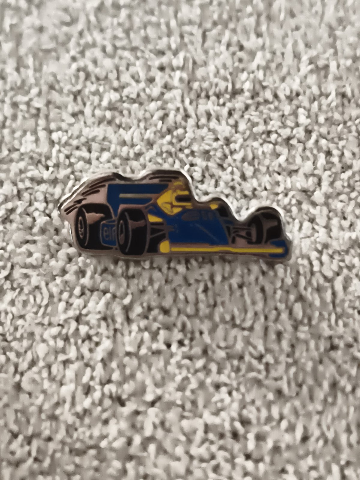 Pin's vintage Formule 1 elf bleu jaune, voiture F1 ancienne, racing (Ref 8)