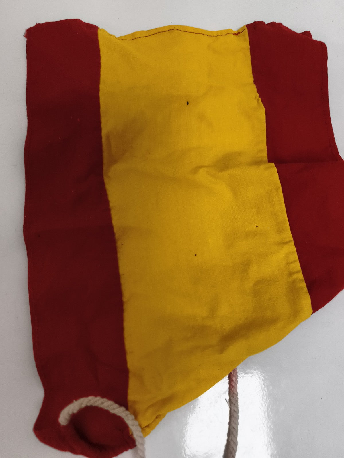 Fanion ancien rayé rouge jaune, drapeau tissu vintage, pavillon déco