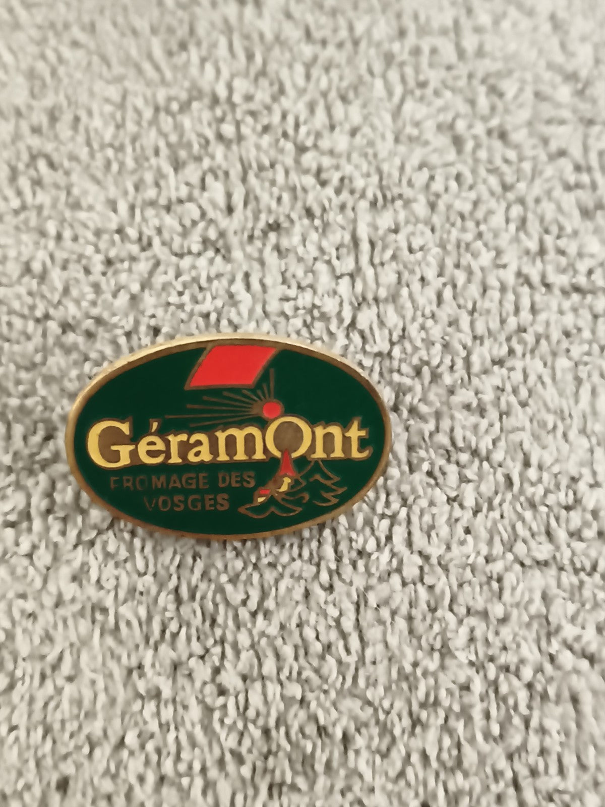 Pin's publicitaire vintage Géramont Fromage des Vosges ovale rétro (Ref 2)
