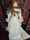 Poupée ancienne porcelaine robe dentelle bouclée vintage rétro déco