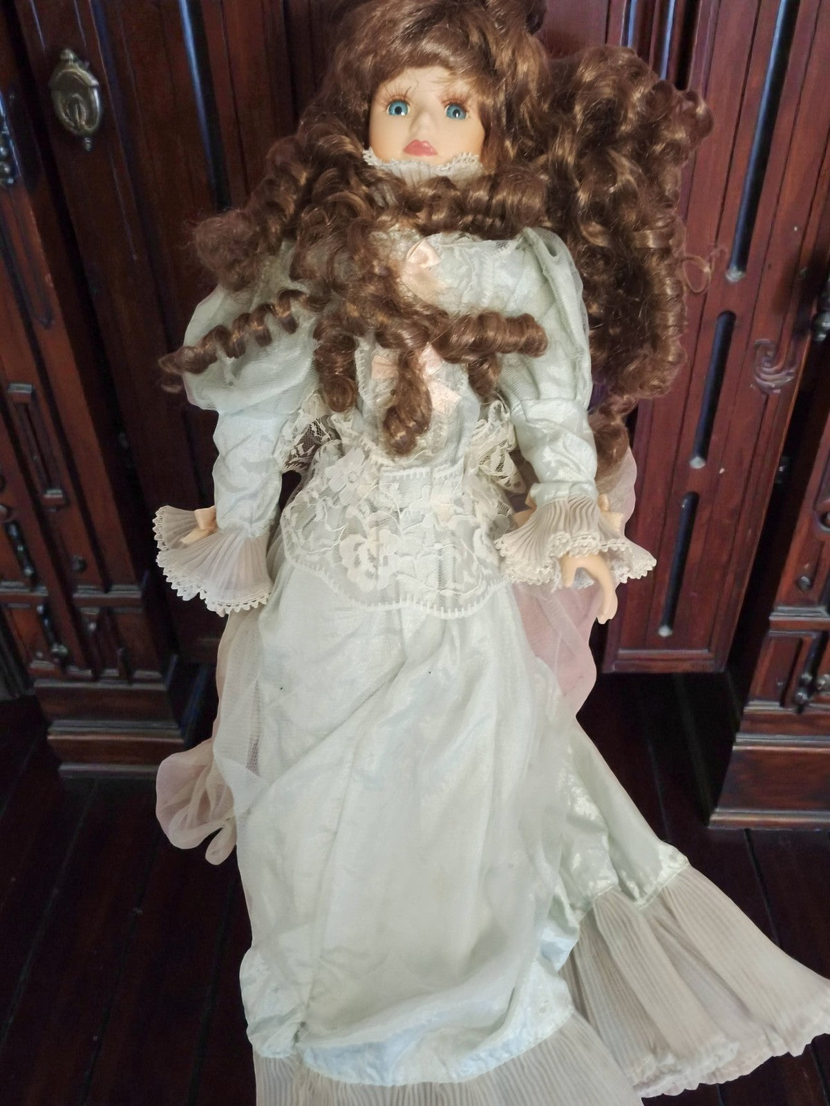 Poupée ancienne porcelaine robe dentelle bouclée vintage rétro déco