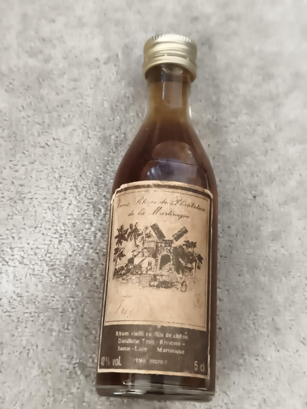 Miniature rhum Trois Rivières 5cl Martinique bouteille partiellement remplie