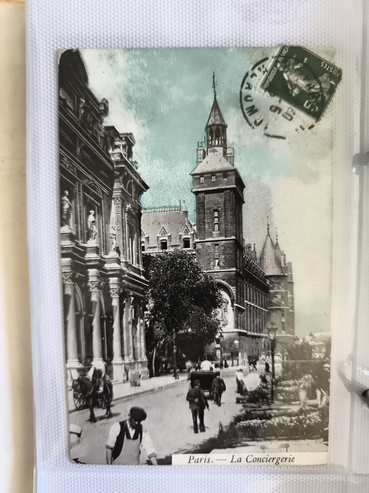 Carte postale CPA Paris La Conciergerie noir et blanc timbre oblitéré