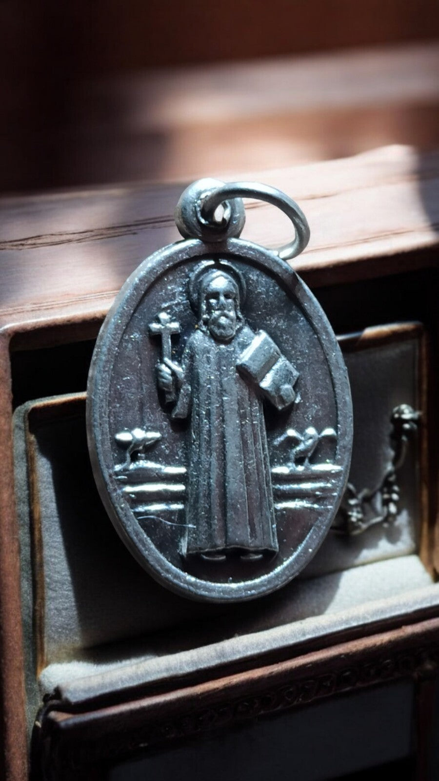 Médaille religieuse vintage ovale – Saint, finition métallique ancienne