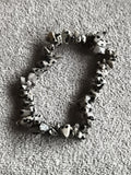 Bracelet pierres naturelles tachetées noir blanc, chips élastique, style minéral