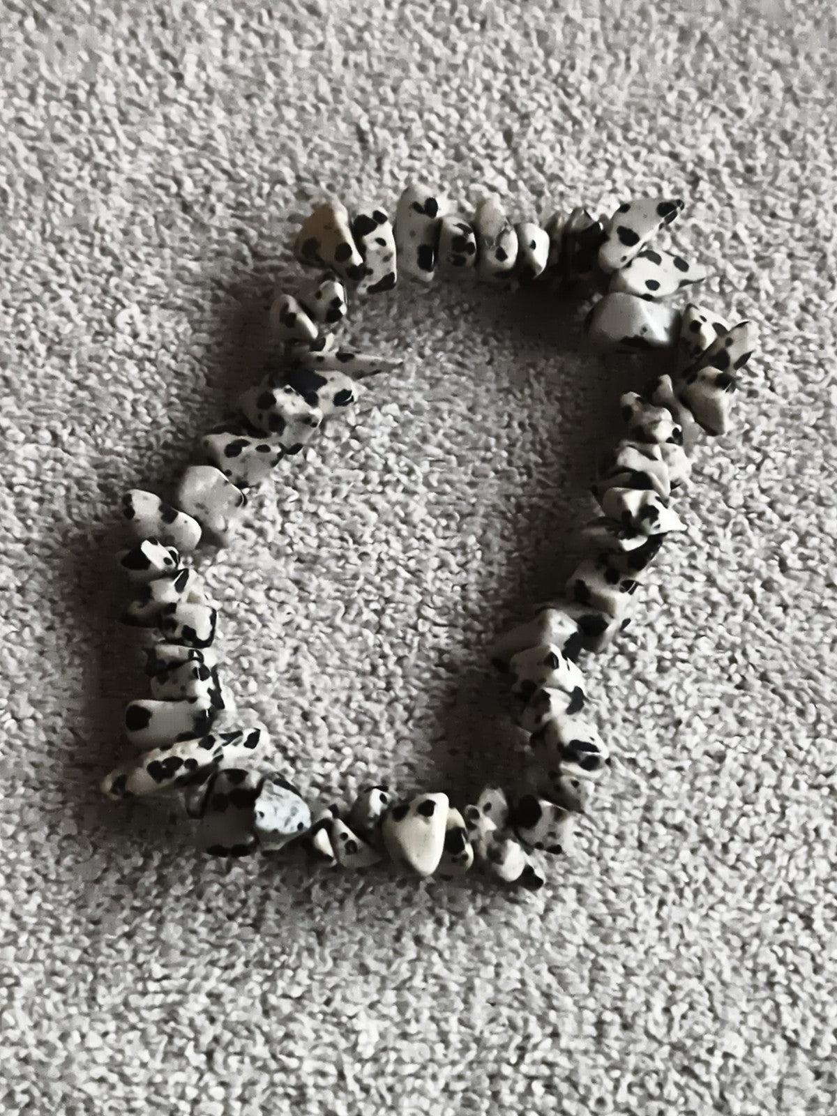 Bracelet pierres naturelles tachetées noir blanc, chips élastique, style minéral