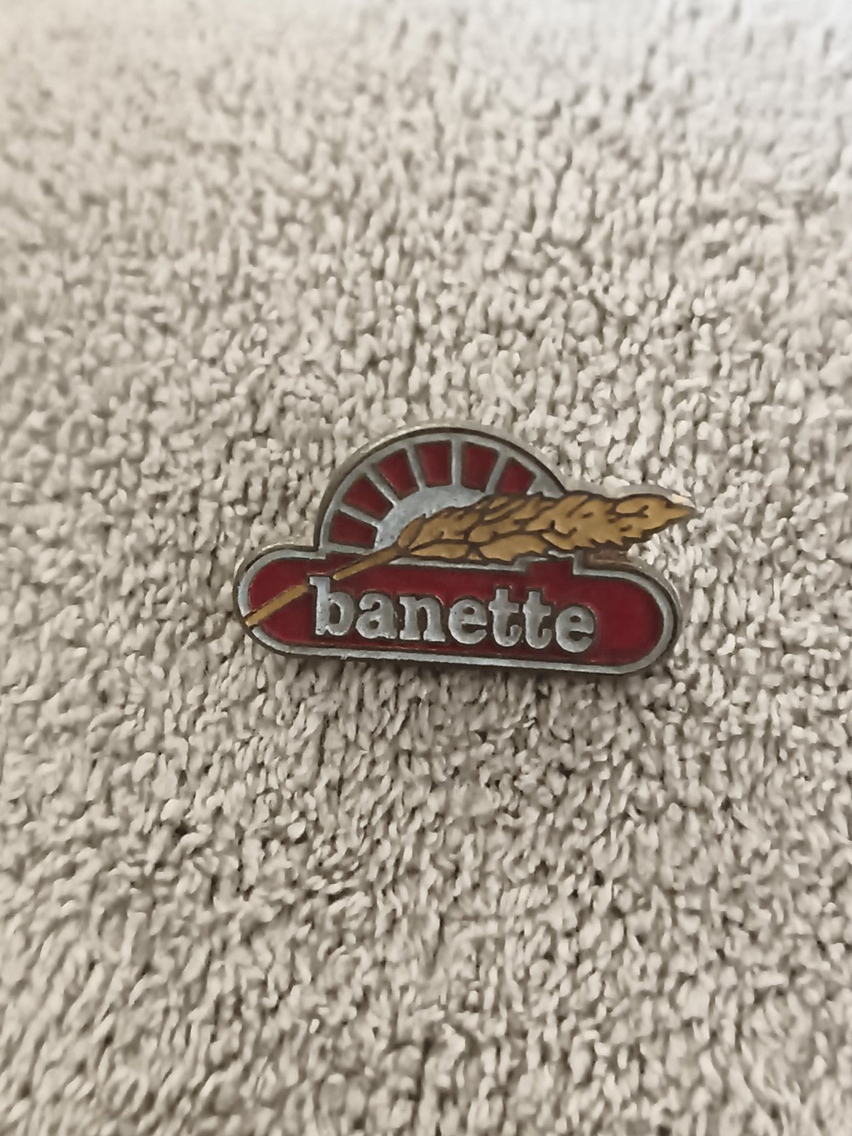 Pin's vintage Banette logo boulangerie rouge doré ancien badge (Ref 4)