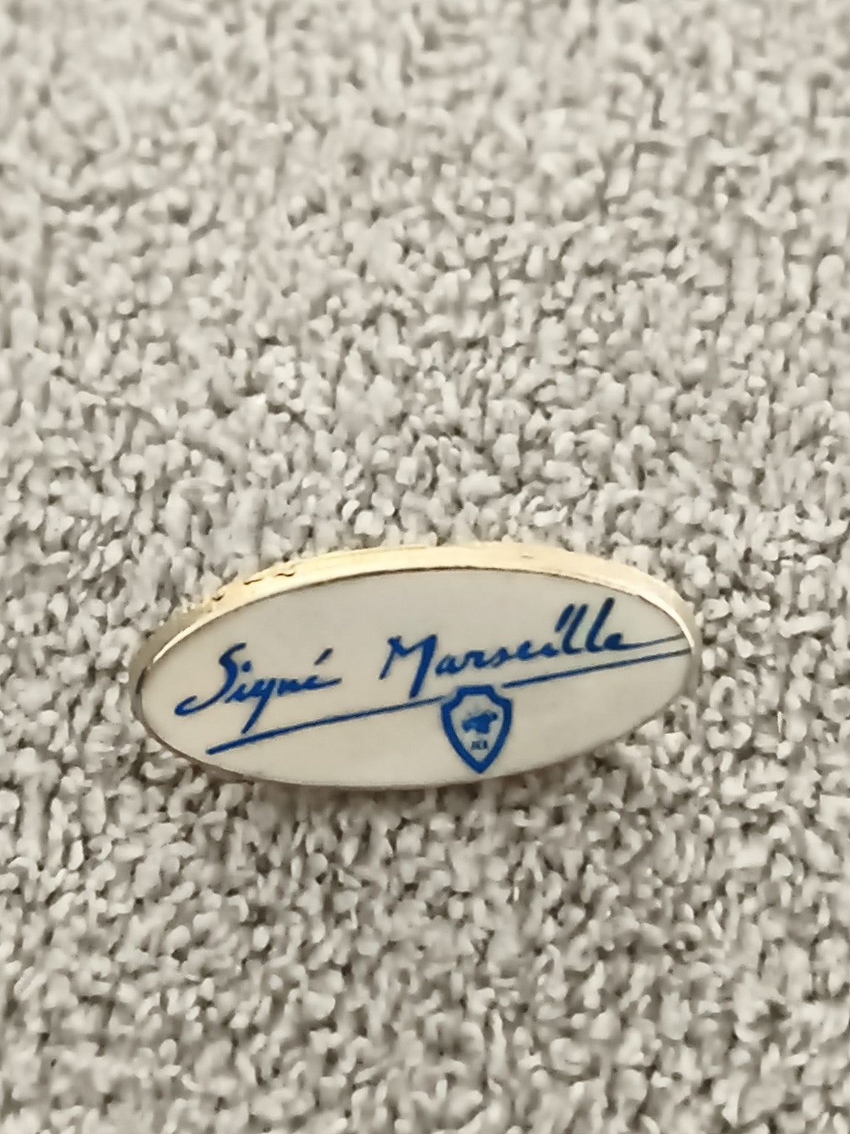 Pin's vintage ovale Signé Marseille blanc bleu, badge ancien rétro (Ref 2)