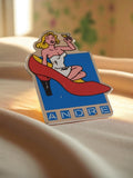 Pin's vintage ANDRÉ édition limitée femme sur escarpin rouge pub rétro