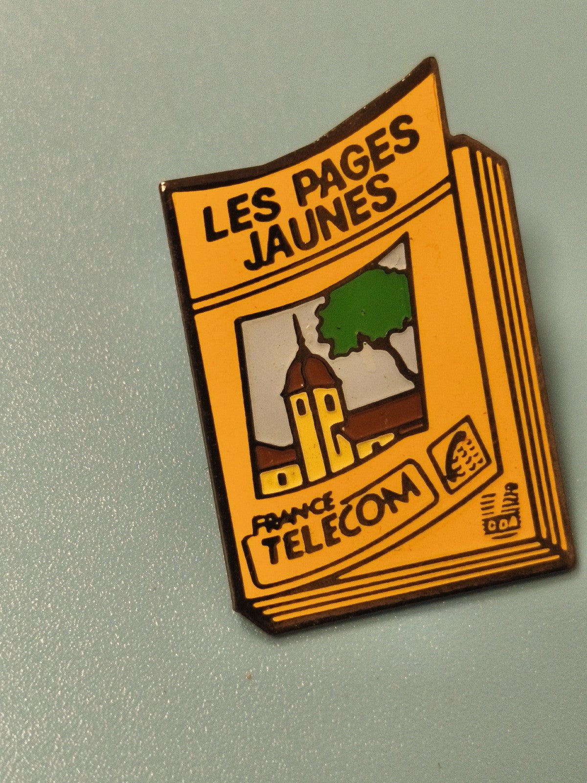 Pin's vintage Les Pages Jaunes France Télécom ancien logo livre jaune collection