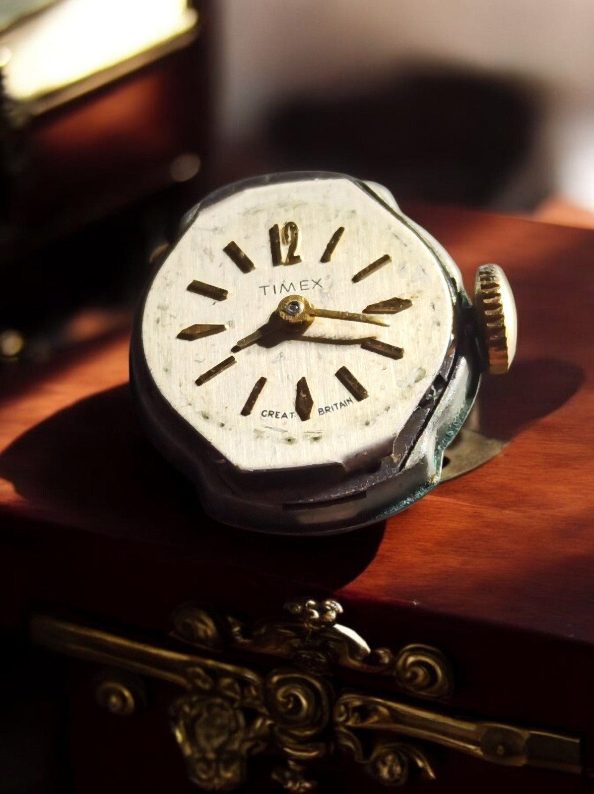 Montre mécanique Timex vintage pour pièces – cadran doré, état à restaurer