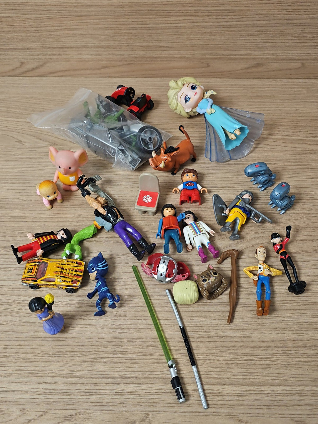 Lot figurines jouets divers enfants garçon fille personnages jeux mixte occasion