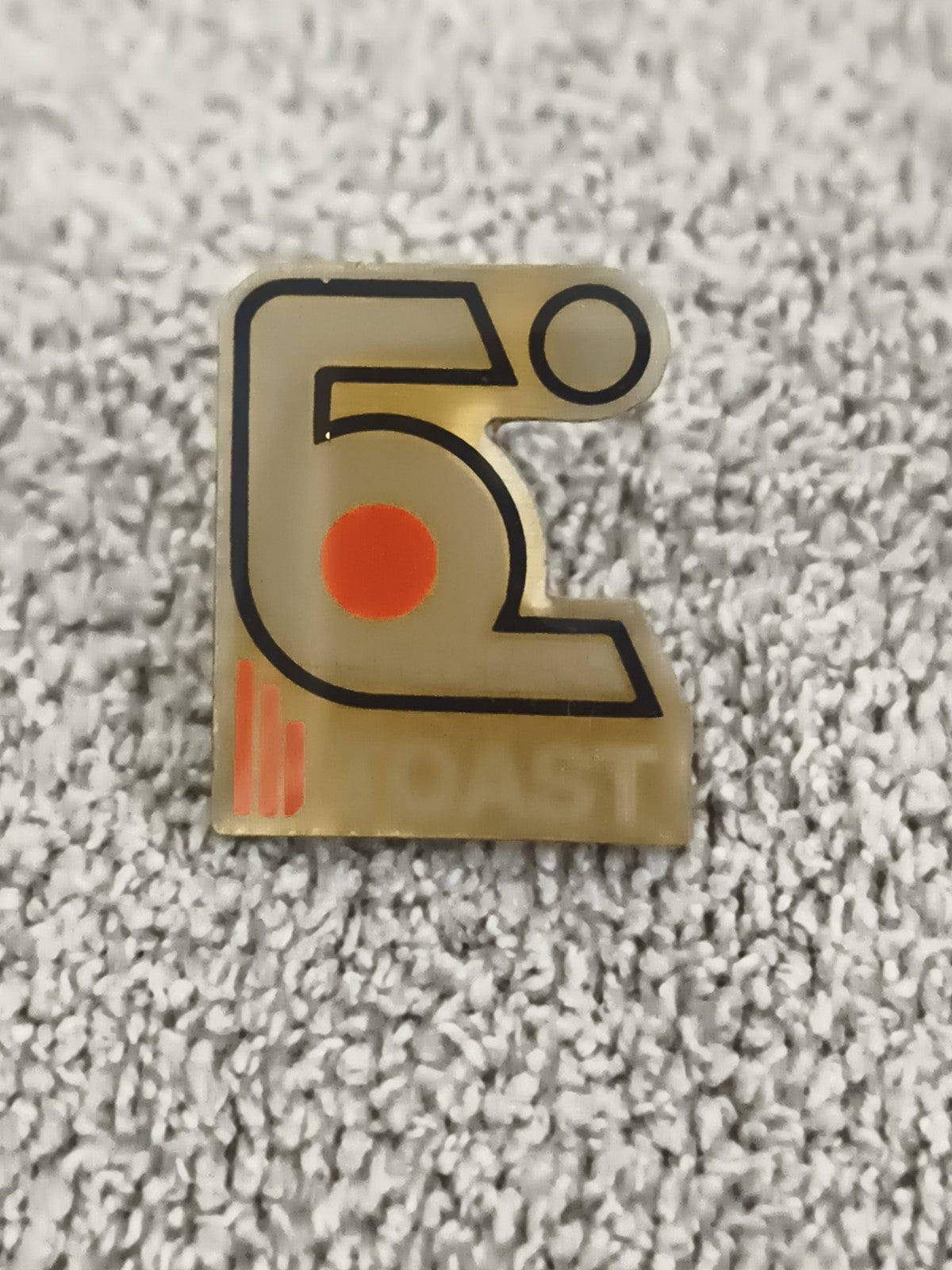 Pin's vintage design graphique 80s TOAST logo abstrait orange beige (Ref 7)