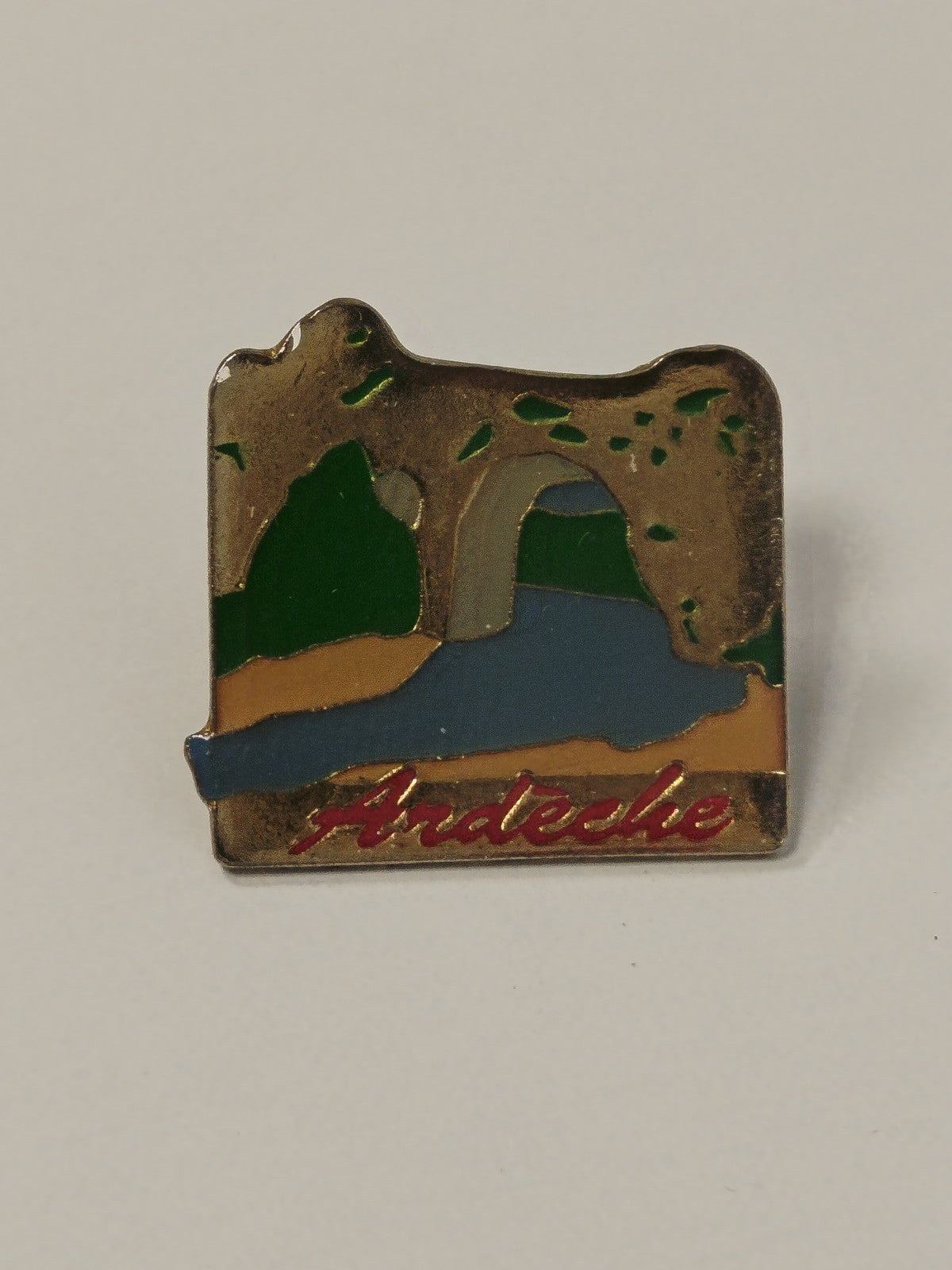 Pin's ancien Ardèche rétro, badge vintage collection France, souvenir régional