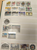 Lot de timbres poste italiens oblitérés, motifs variés, fleurs et personnages