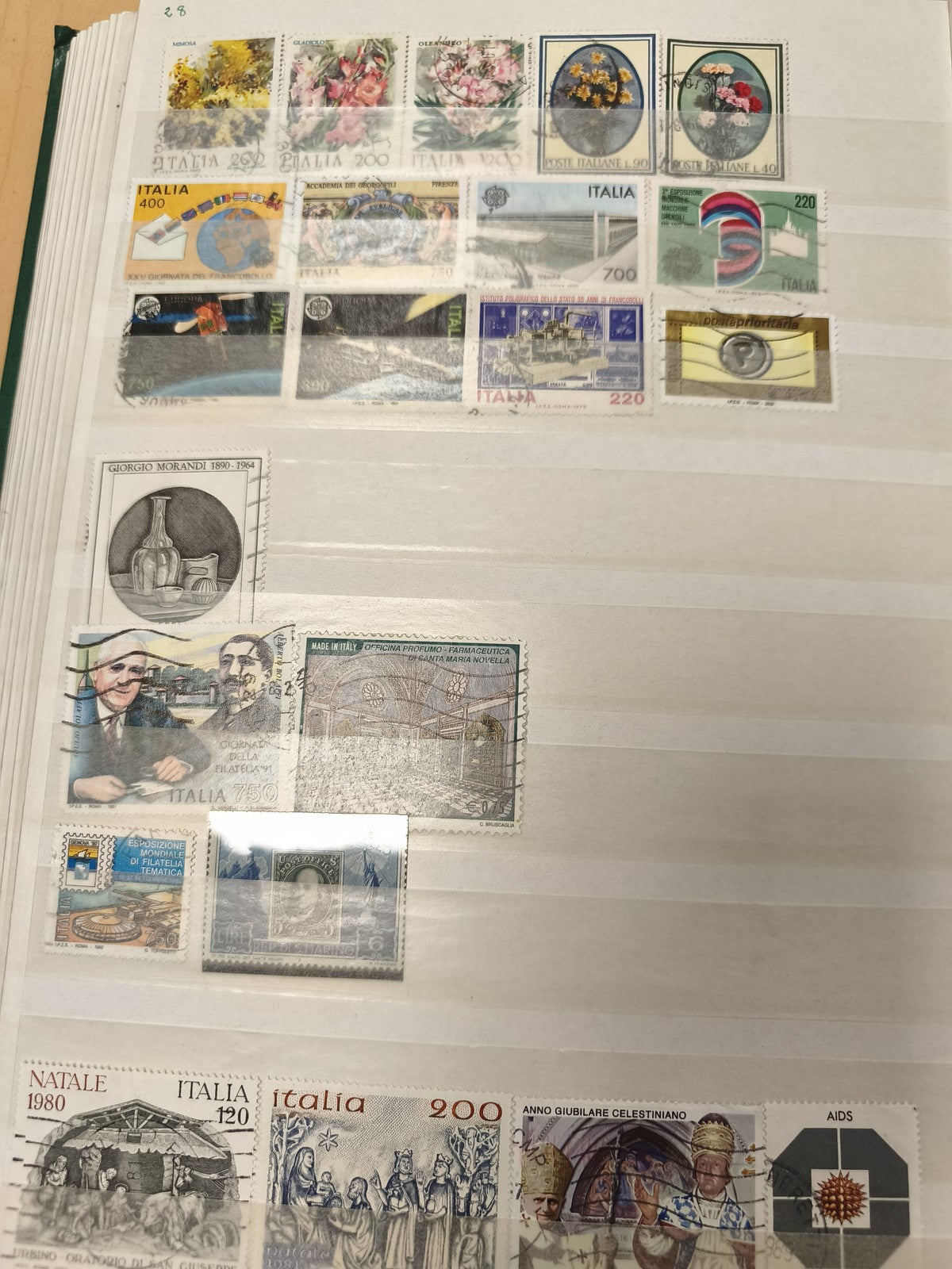 Lot de timbres poste italiens oblitérés, motifs variés, fleurs et personnages