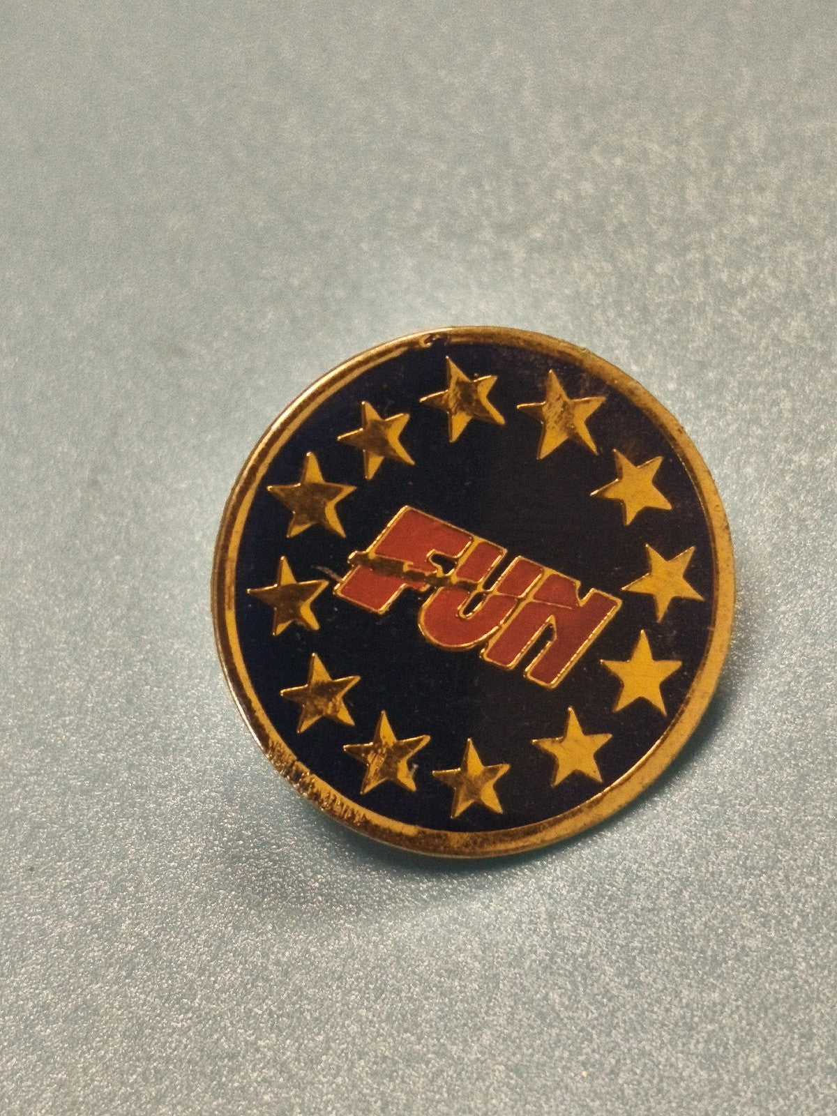 Vintage pin's rond "FUN" étoiles dorées bleu marine rétro collection