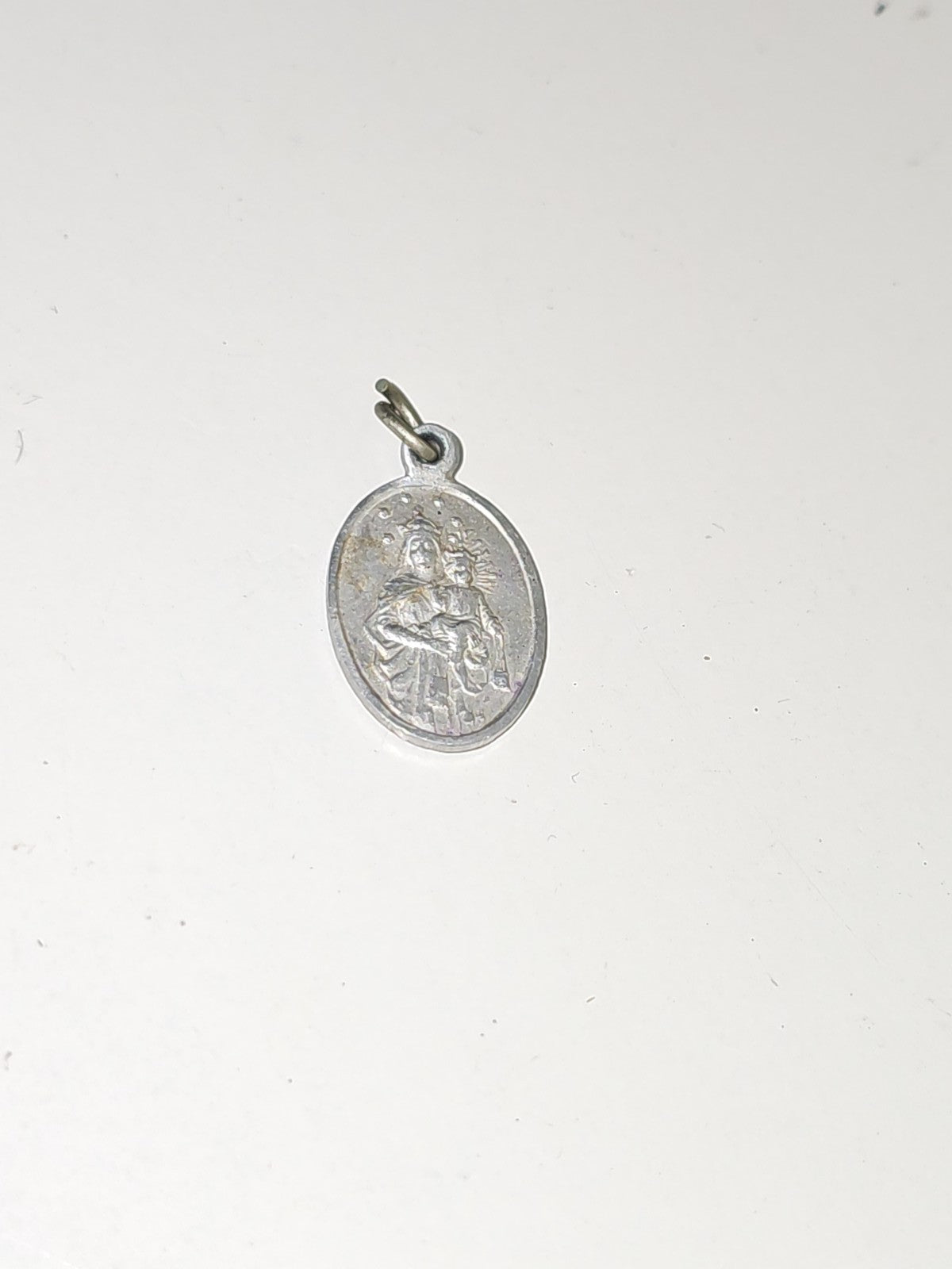 Ancien pendentif religieux catholique vintage en métal, objet de piété collectio
