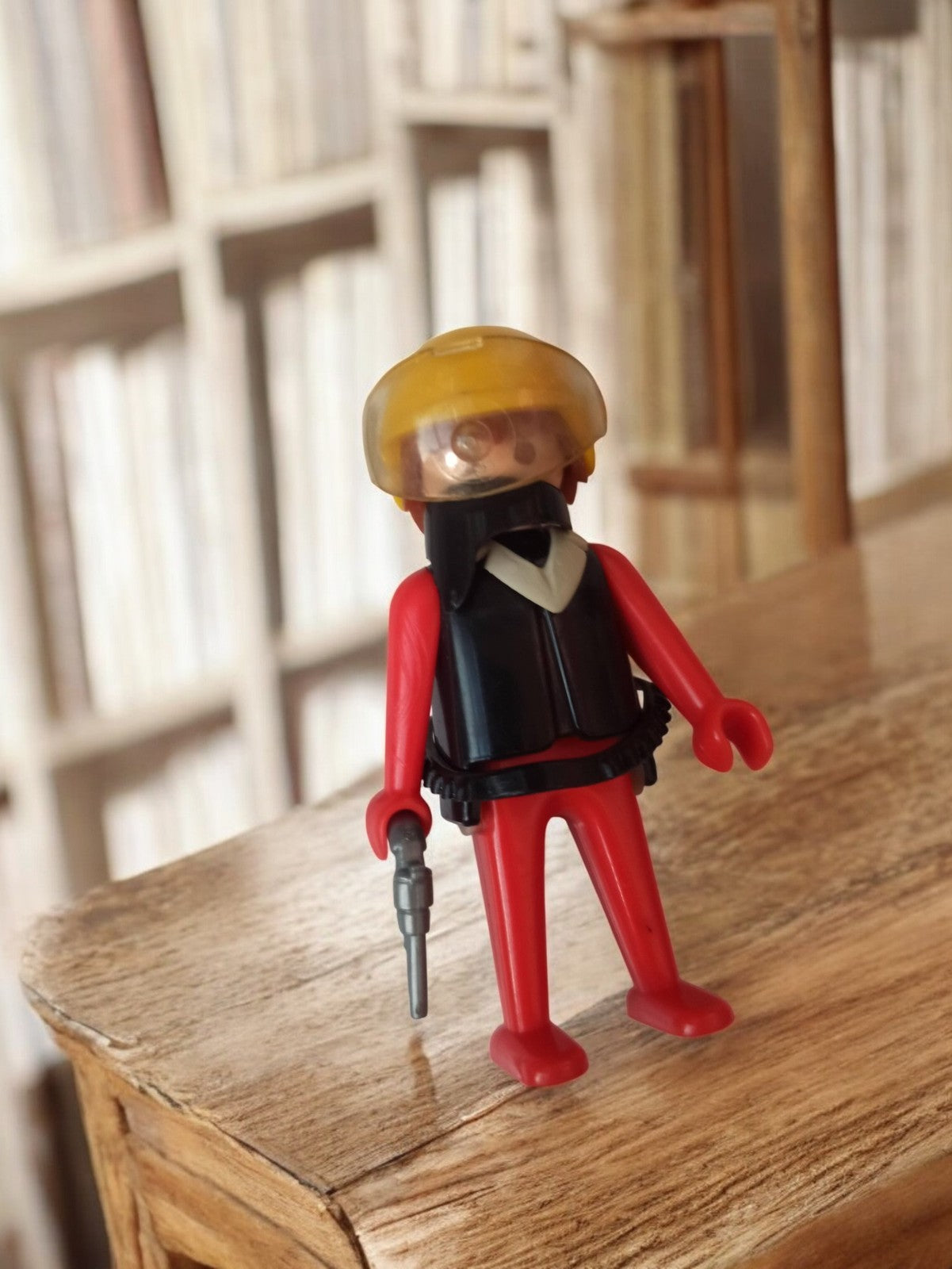 Figurine Playmobil vintage années 70 ancien personnage rouge casque jaune rare