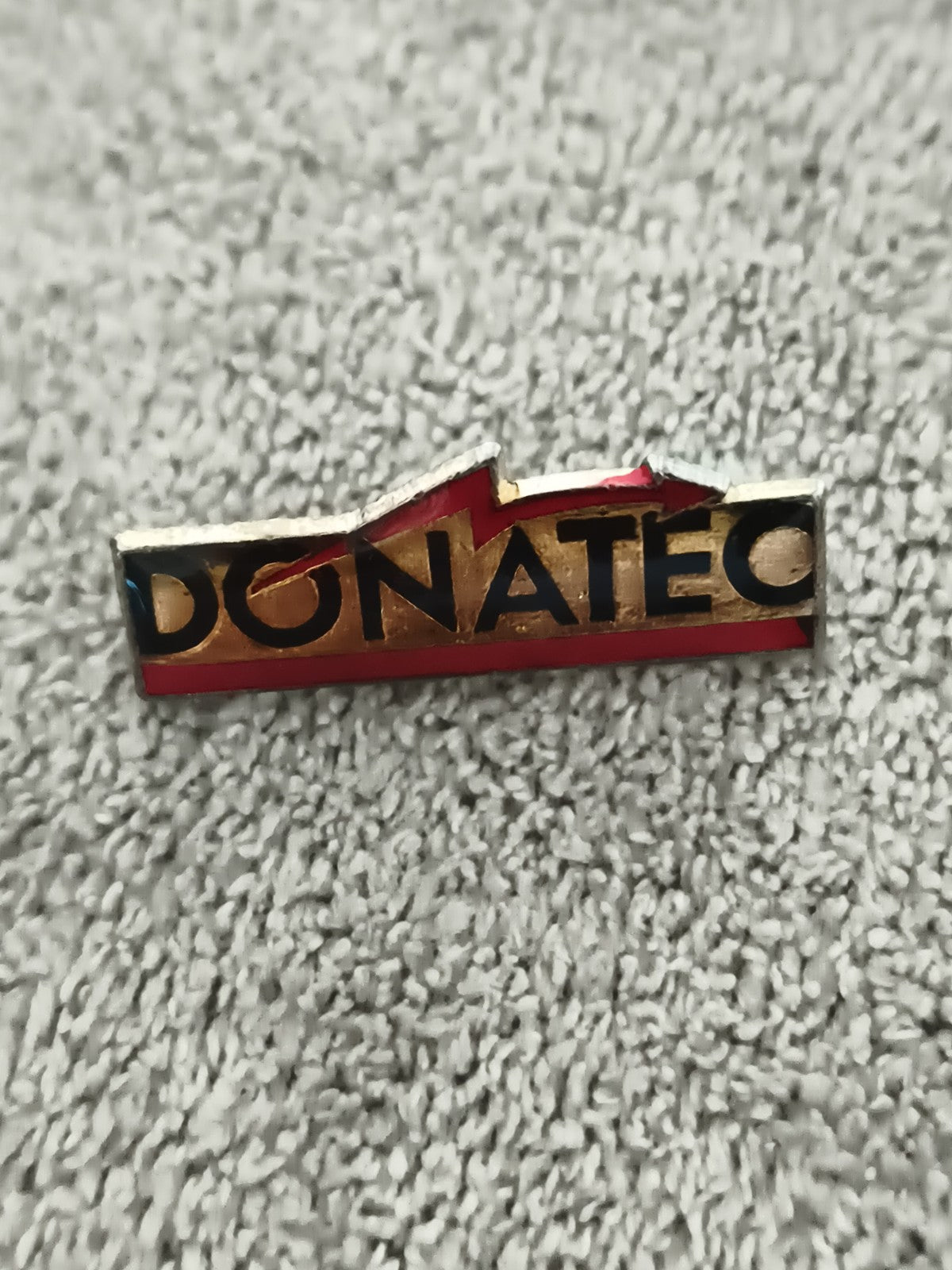Pin's vintage DONATEC logo émaillé, badge publicitaire années 80-90 (Ref 5)