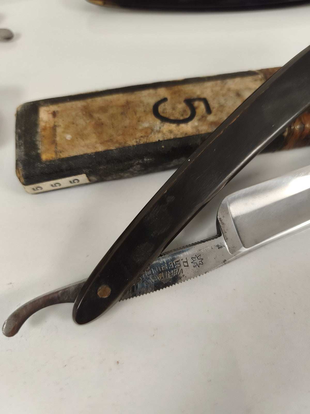 Lot de 4 rasoirs coupe choux anciens en boîte, collection vintage, manches varié