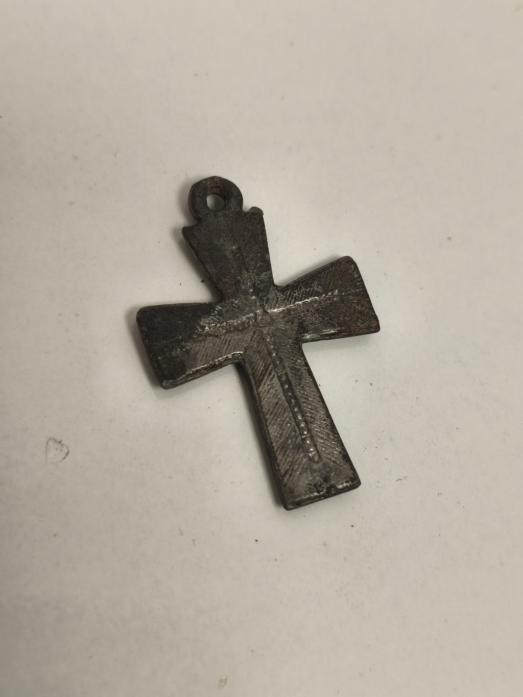 Croix catholique ancienne pendentif aspect métal patiné religieux vintage