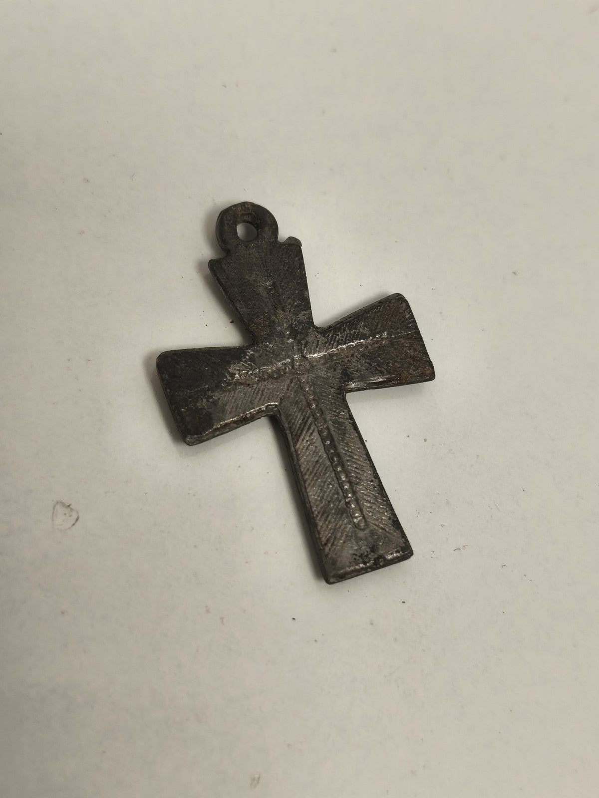 Croix catholique ancienne pendentif aspect métal patiné religieux vintage