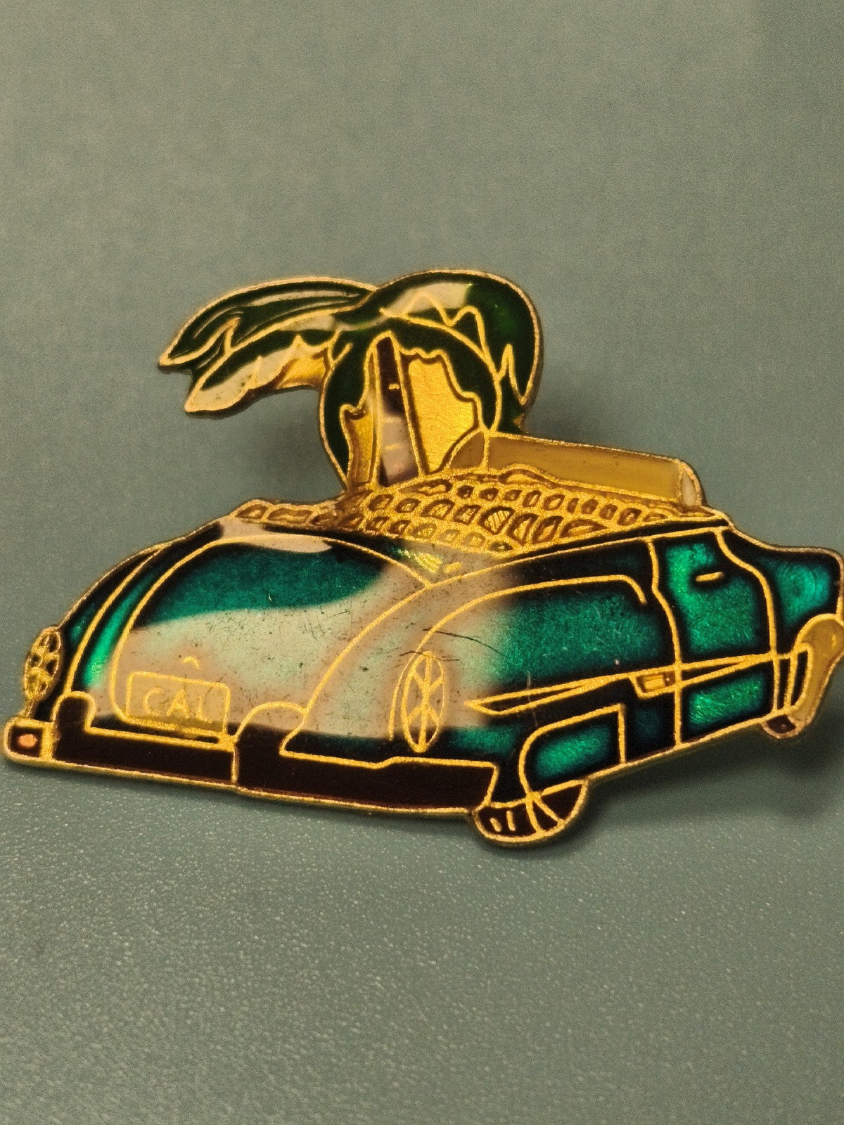 Pin's vintage voiture émaillé vert, motif palmier, ancien badge collection