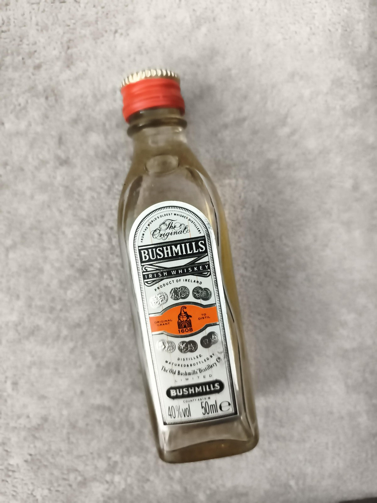 Miniature whisky Bushmills Irish Whiskey 50ml partiellement remplie