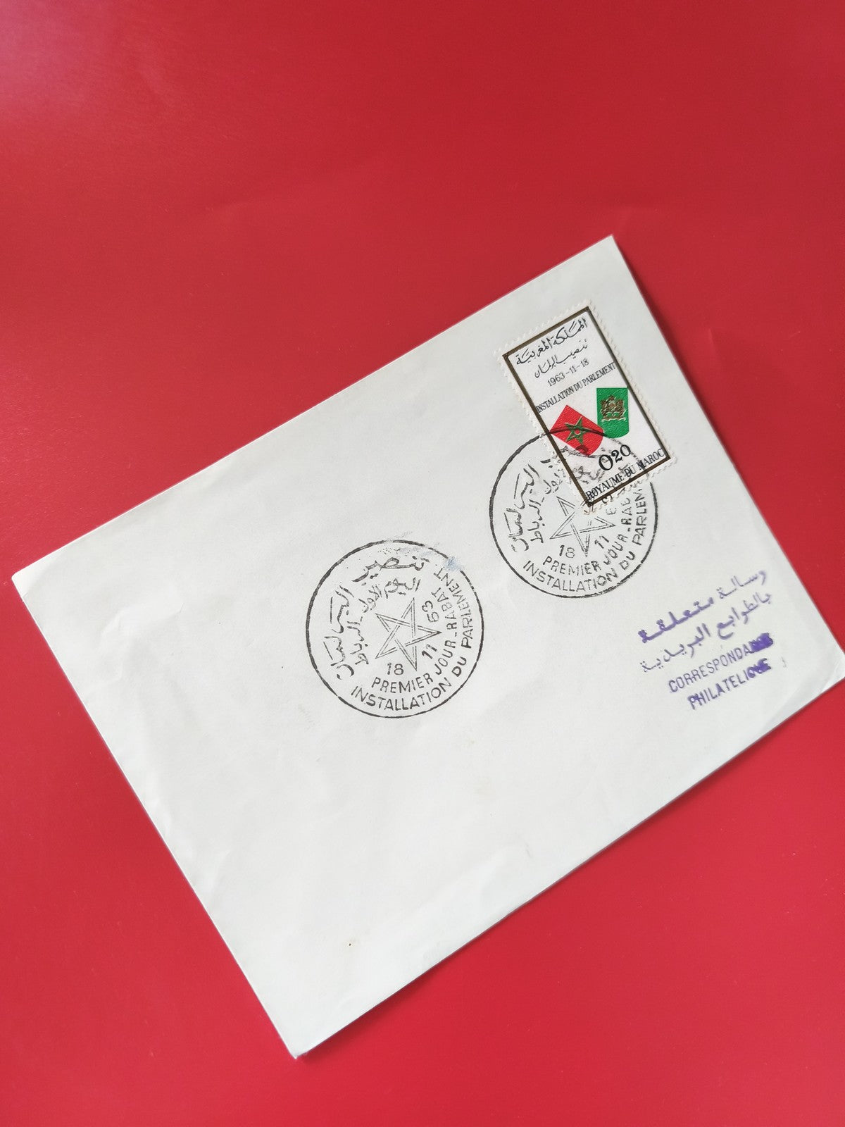 Enveloppe philatélie avec timbre et cachets Premier Jour, motif Maroc, fond blan