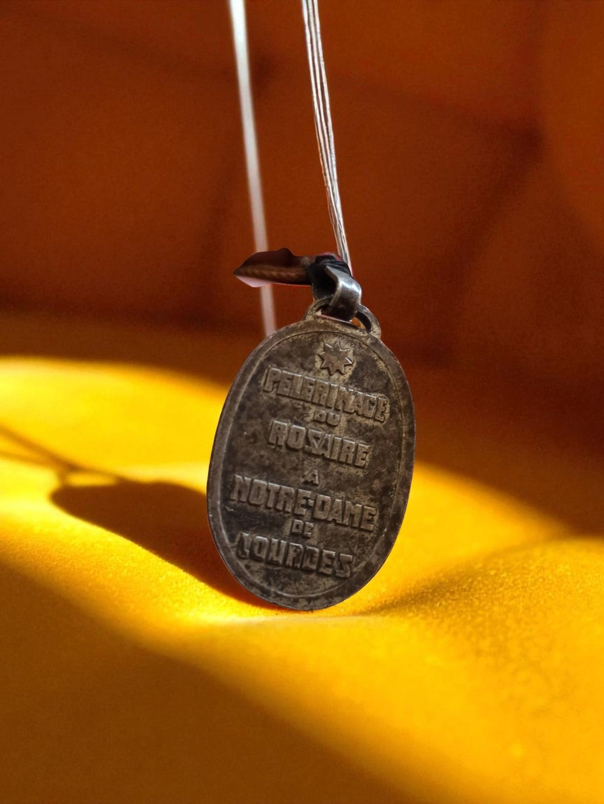 Médaille ancienne Notre Dame de Lourdes vintage ? Pèlerinage, objet de dévotion