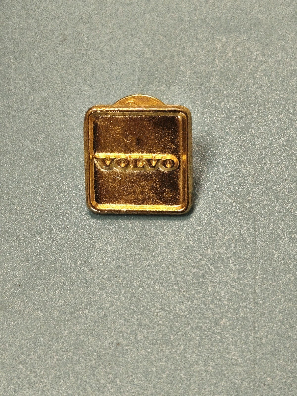 Vintage pin's Volvo doré carré ancien badge collection automobile rétro