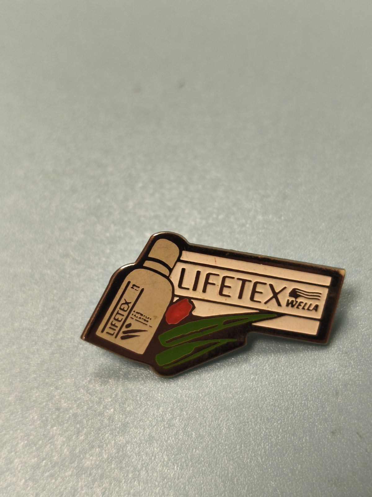 Pin's vintage Lifetex Wella publicitaire, émail, motif bouteille et plante