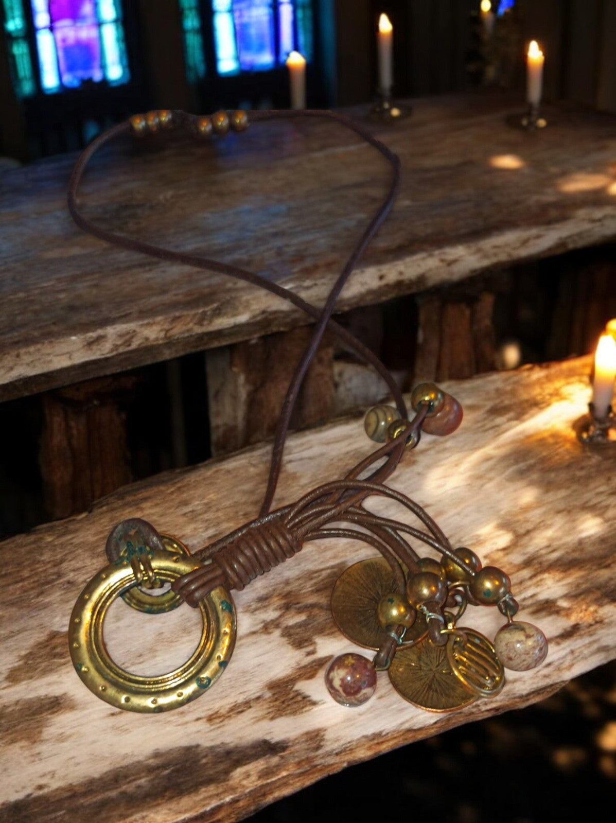 Collier fantaisie vintage pendentifs médaillons perles, cordon marron, parfait é