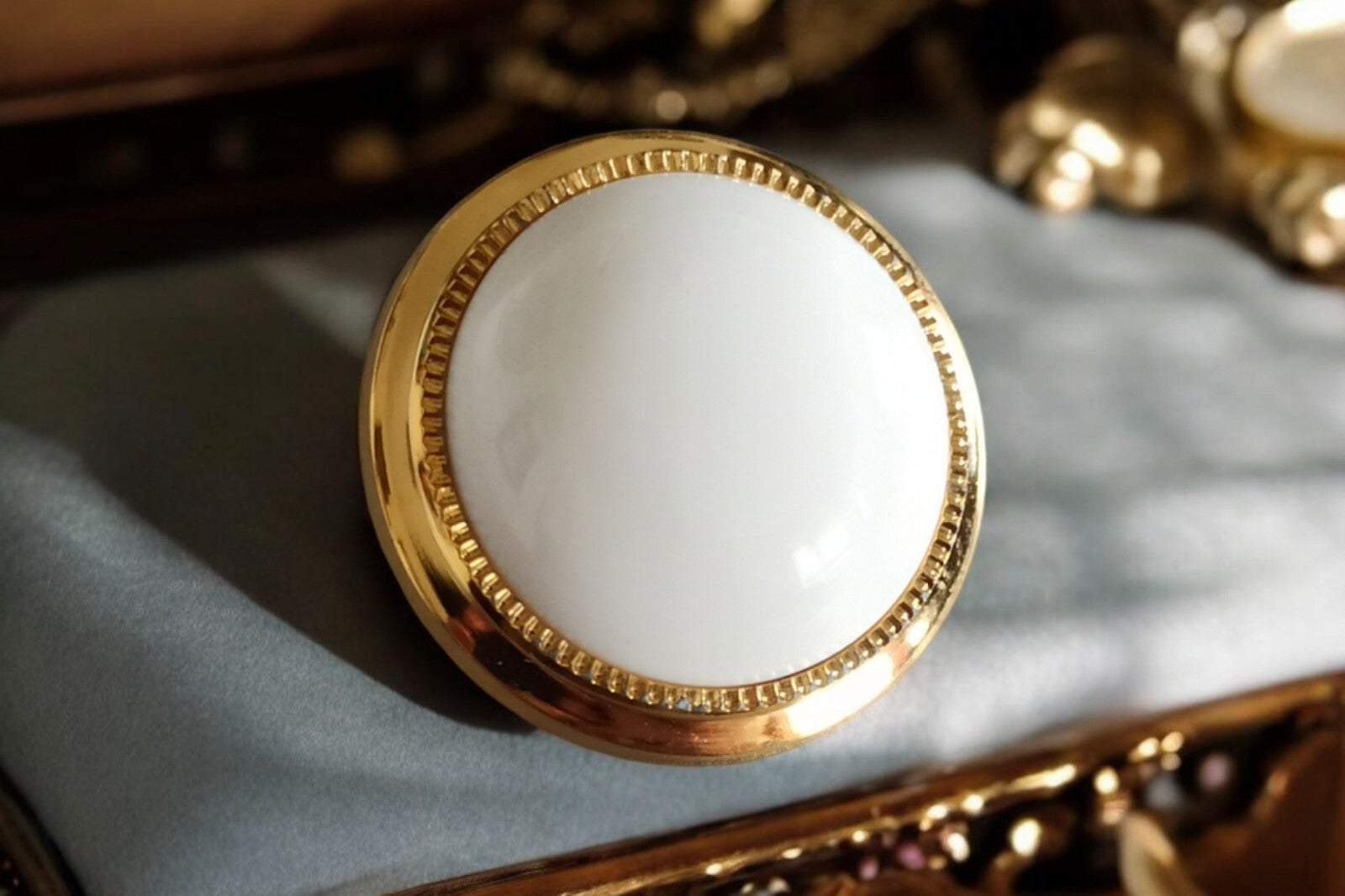 Bouton traditionnel français blanc et doré – artisanat, style héritage