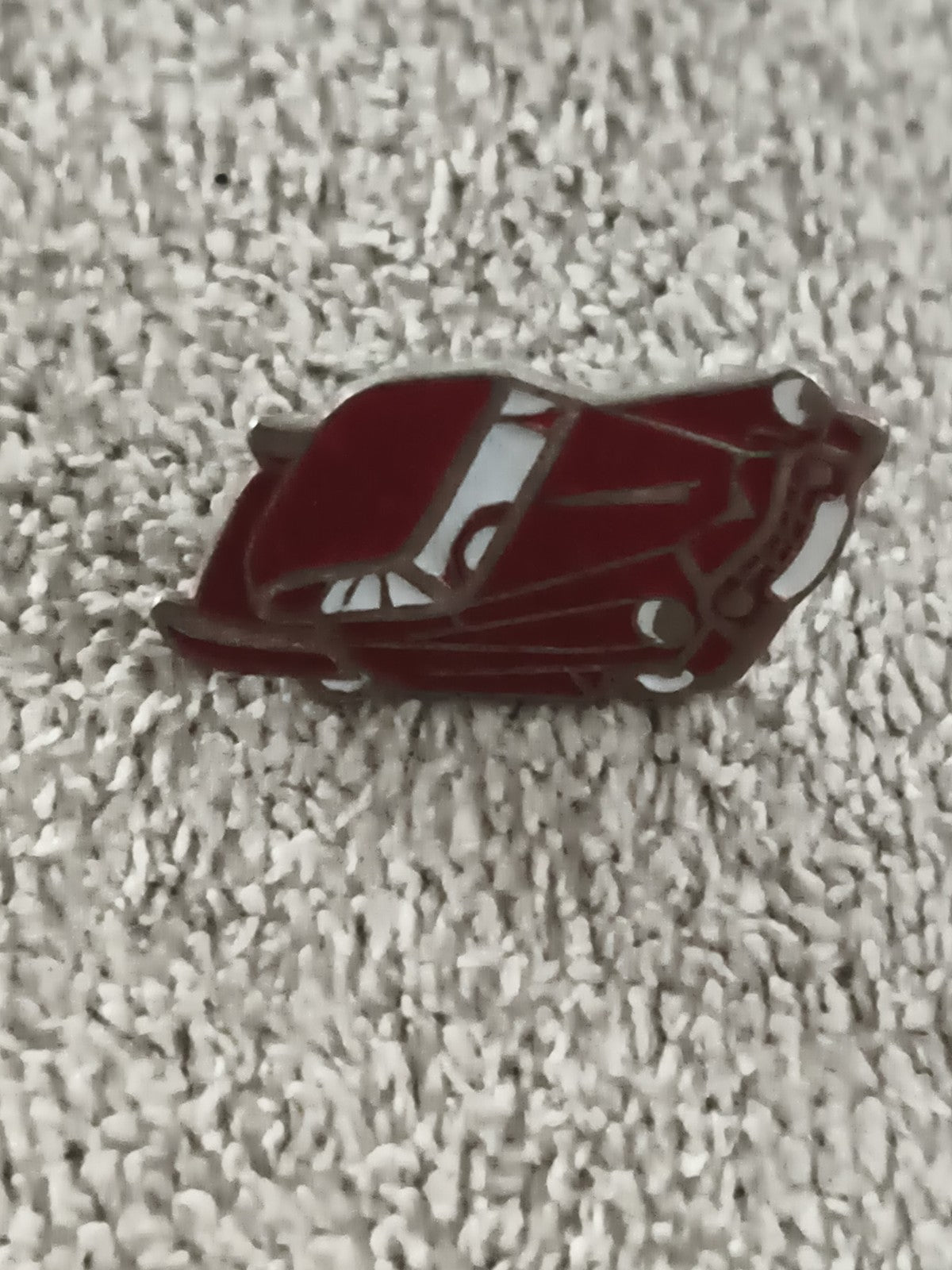 Pin's voiture ancienne émaillée rouge vintage, auto rétro (Ref 11)