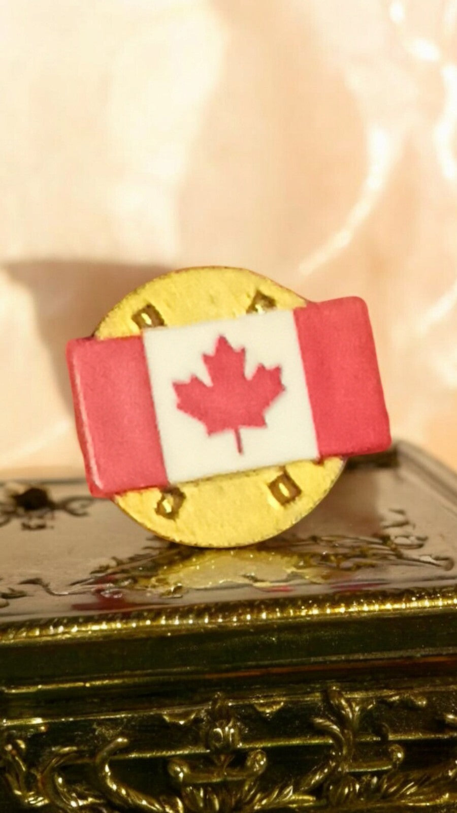Pin's vintage drapeau Canada feuille érable ? rond doré rare ancien