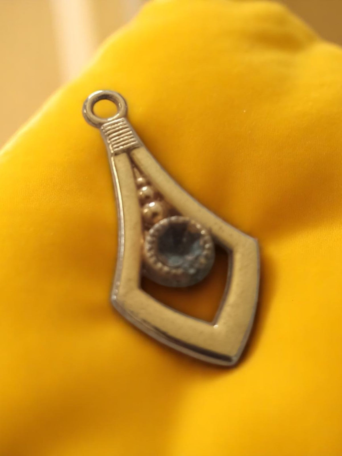 Pendentif vintage géométrique doré rétro, motif losange et perle, métal doré