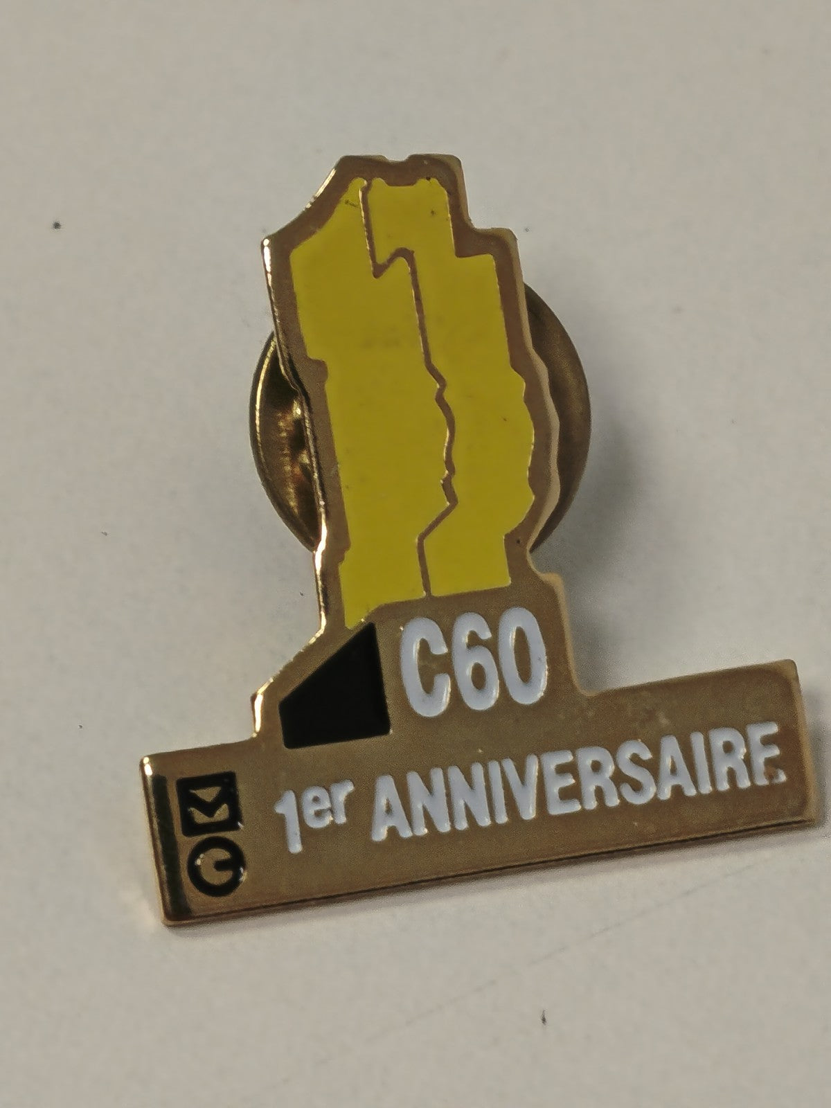 Pin's ancien rétro C60, badge vintage collection, accessoire original années 80-
