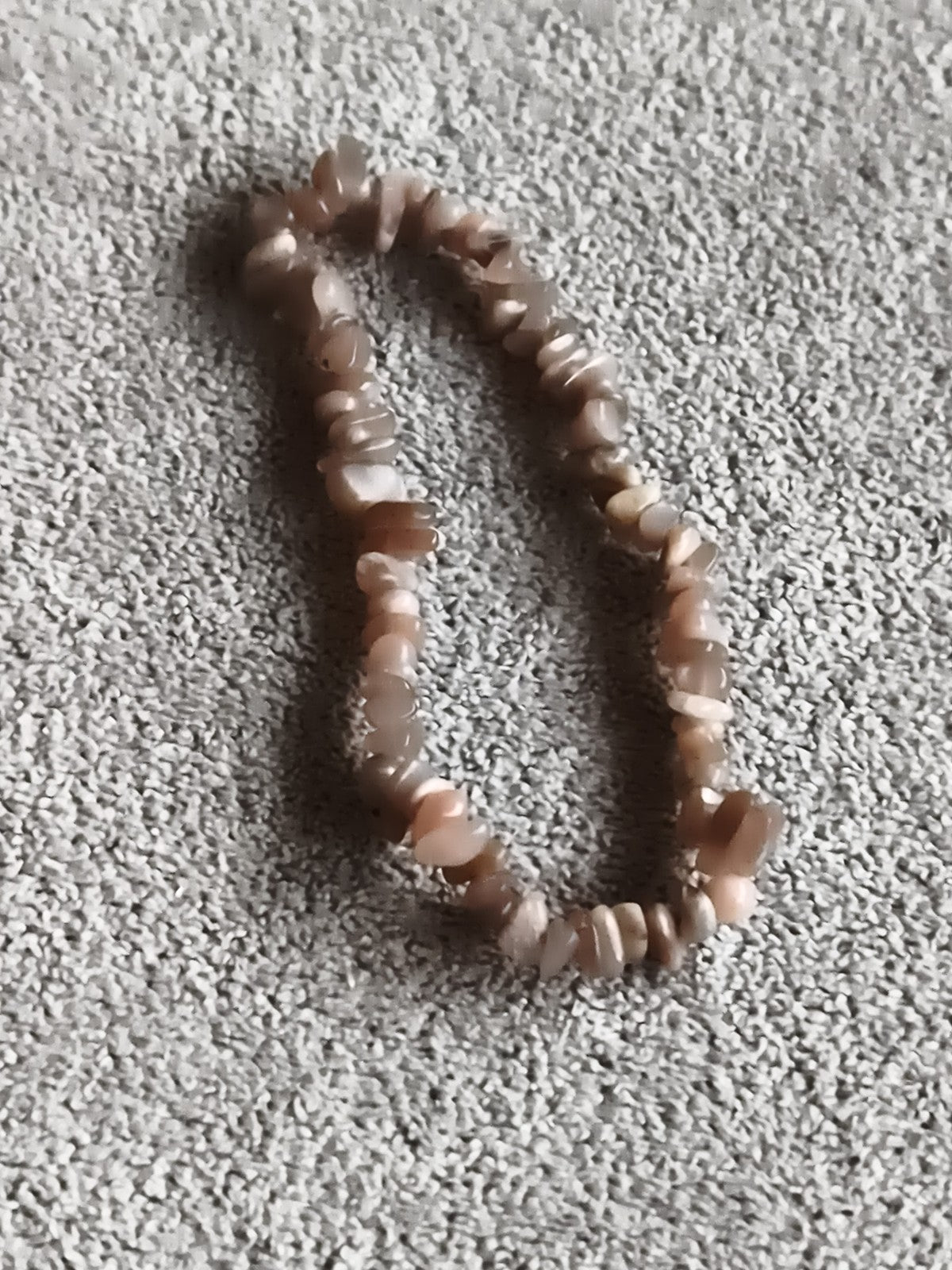 Bracelet pierres naturelles marron beige, chips, élastique, perles irrégulières