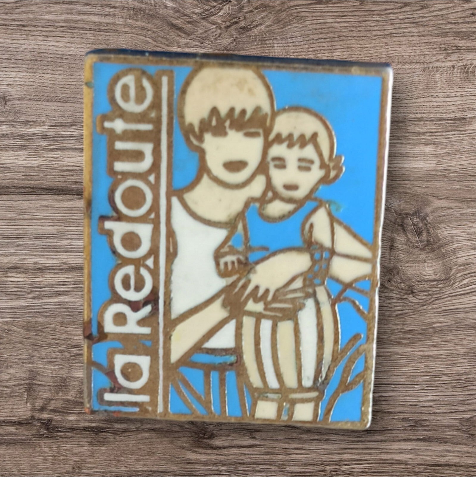 Pin's vintage La Redoute années 90, illustration mère enfant, bleu collector