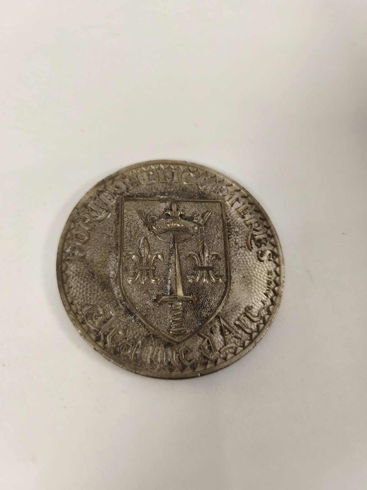Médaille vintage Marine Nationale porte-hélicoptère Jeanne d'Arc ancien insigne