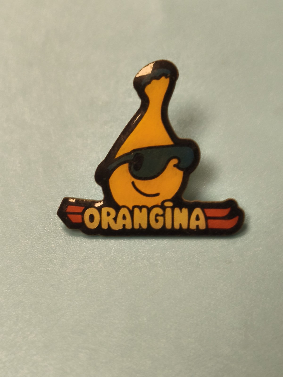 Pin's vintage Orangina bouteille mascotte lunettes publicitaire ancien