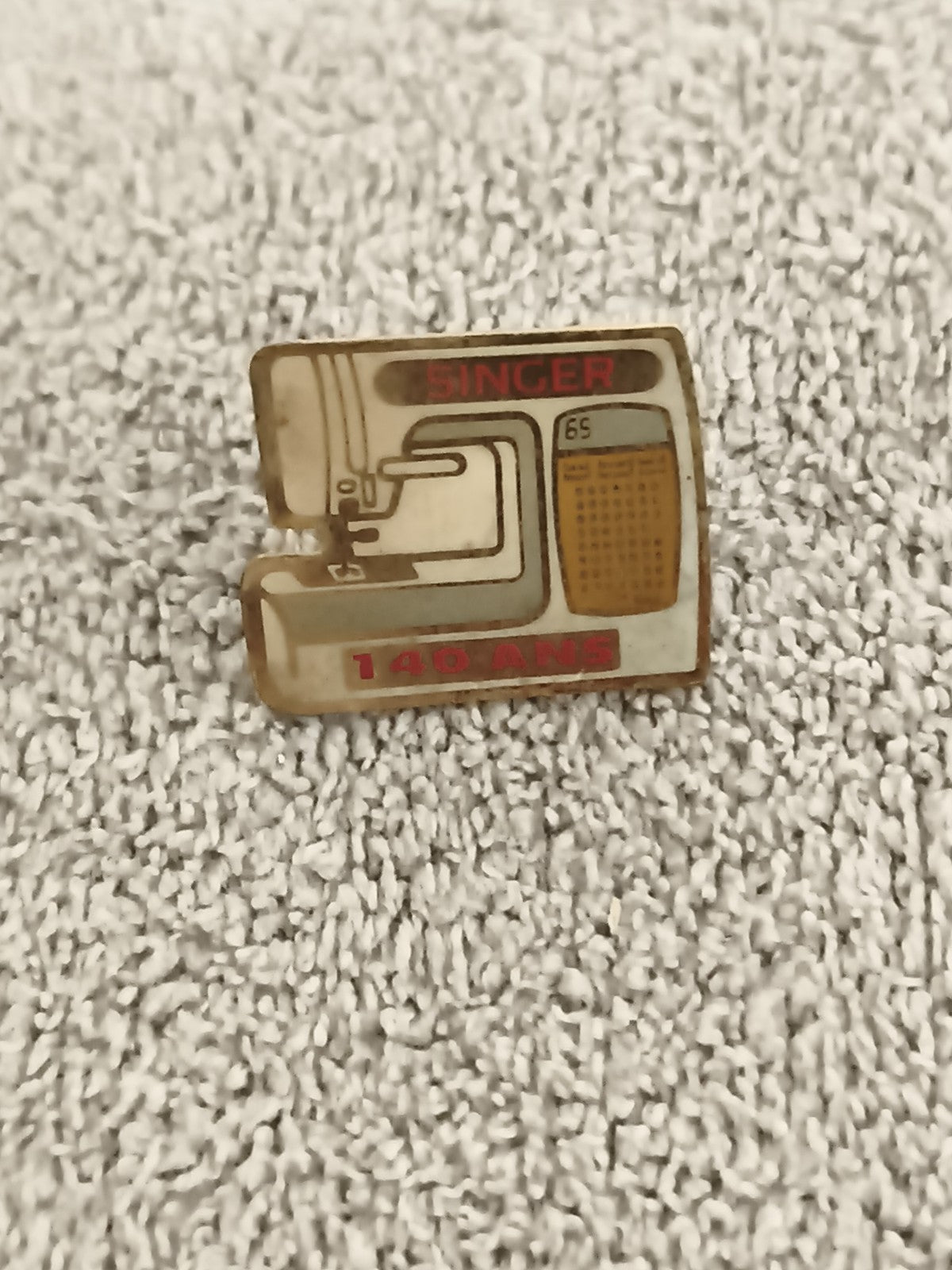 Pin's vintage Singer machine à coudre 140 ans badge rétro ancien (Ref 2)