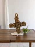 Croix pendentif mortuaire vintage métal doré années 1950 fleurs moulées