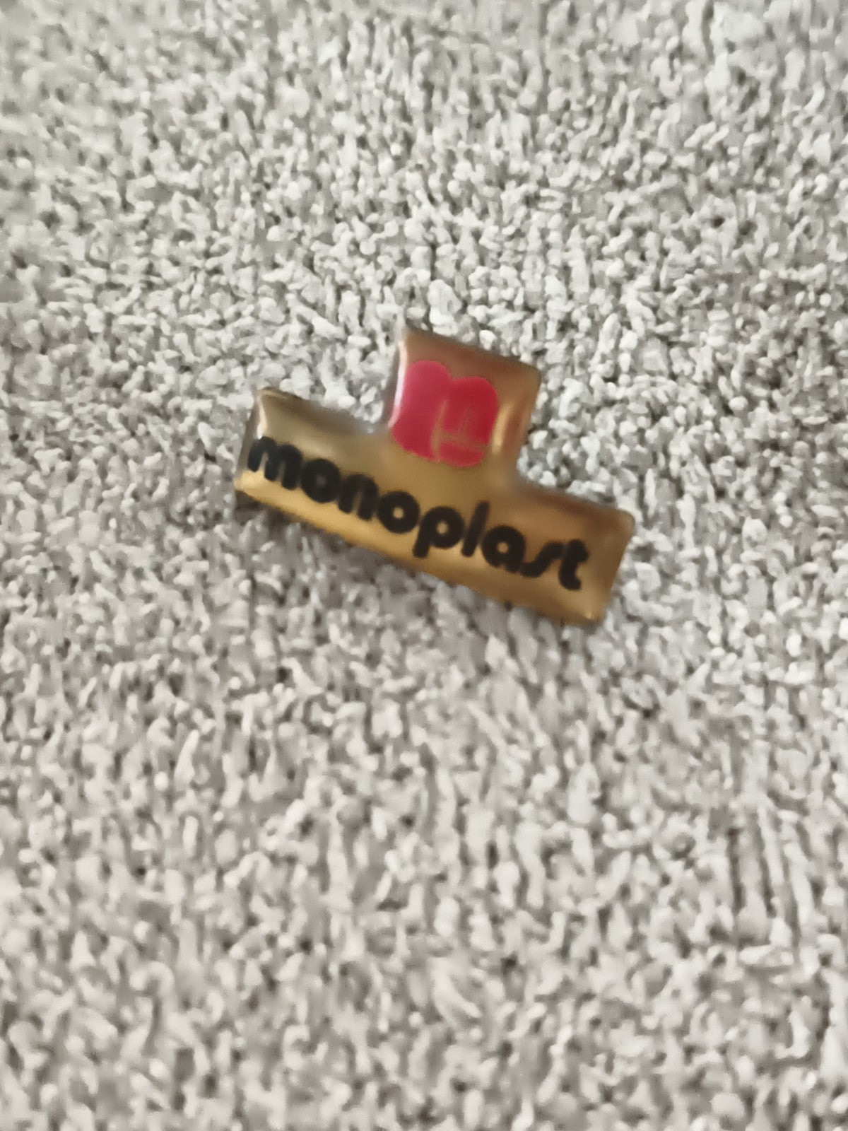 Pin's vintage Monoplast logo doré badge ancien publicité (Ref 8)