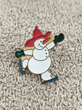 Pin's vintage bonhomme de neige patineur chapeau rouge émaillé (Ref 7)