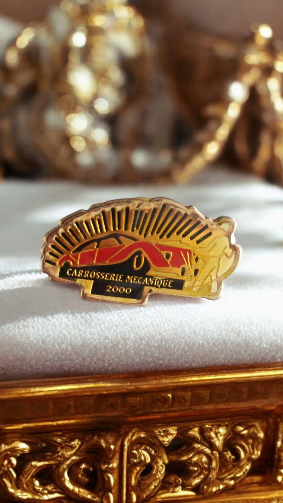 Pin's vintage CARROSSERIE MECANIQUE 2000 auto rétro doré émaillé garage