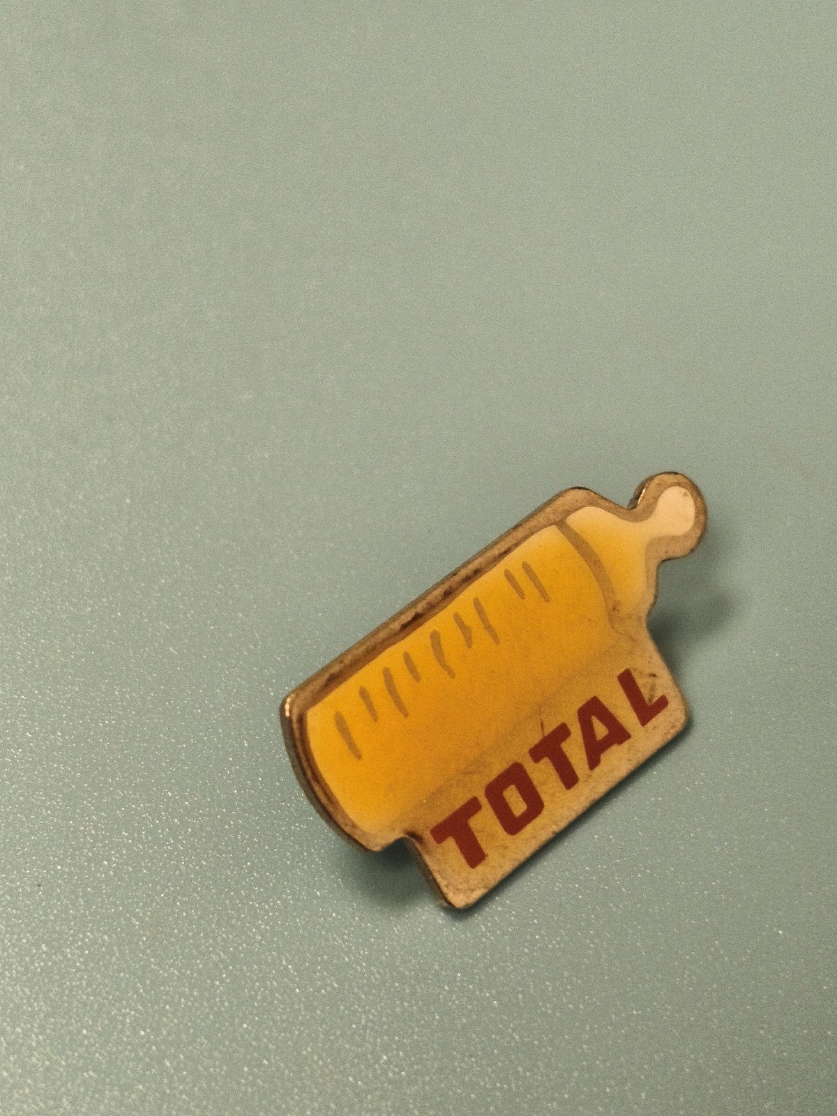 Vintage pin's Total ancien flacon huile jaune collection automobile (Ref 9)