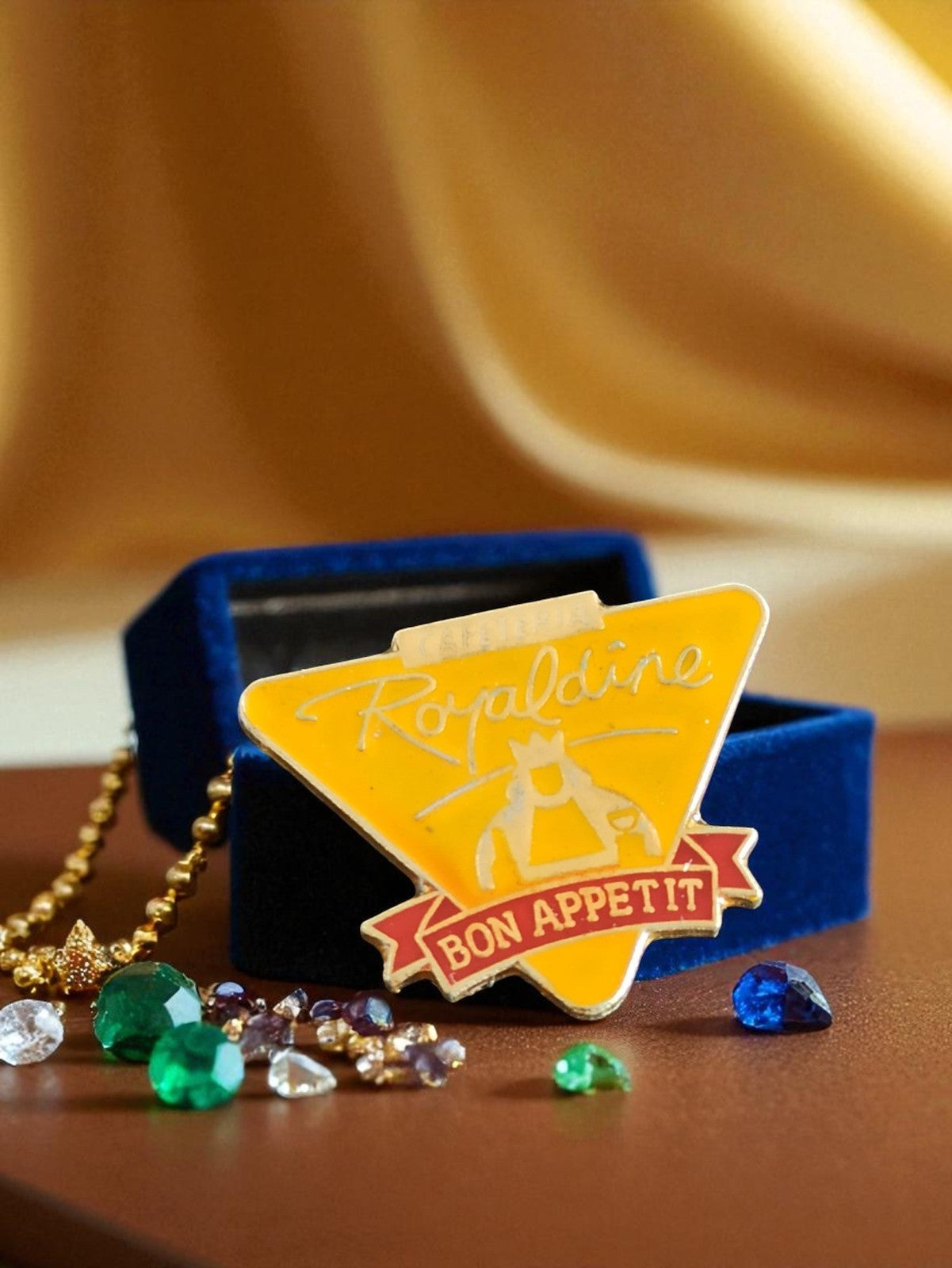 Pin's publicitaire vintage Royaline Bon Appétit triangle édition limitée